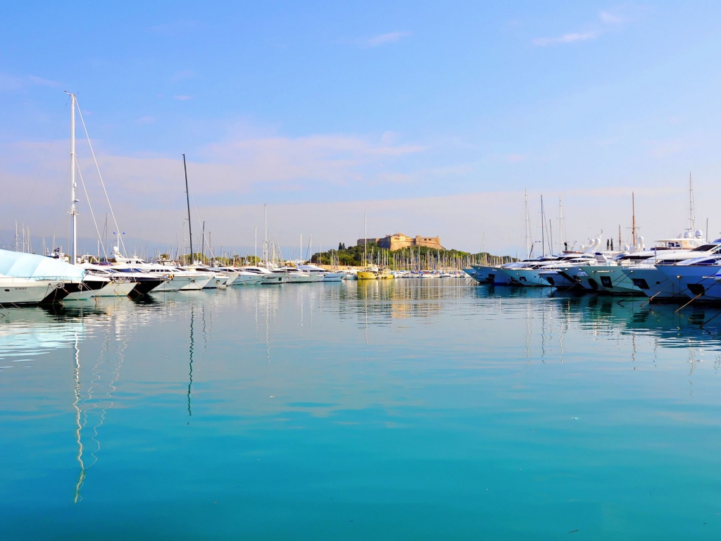 Яхты в порту на курорте Антибы, Франция