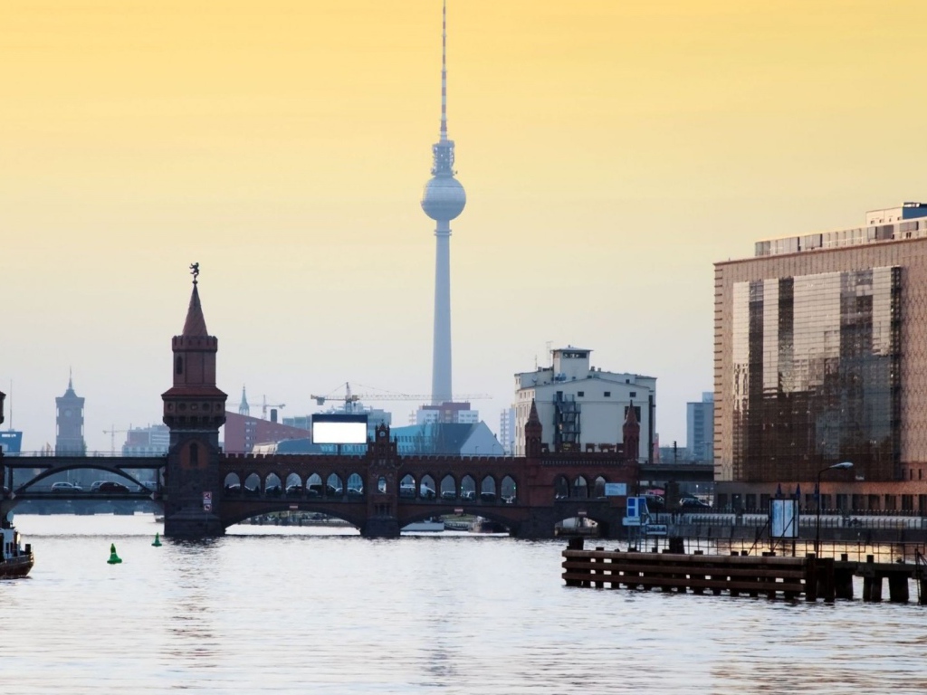 Вид на телебашню со стороны реки в Берлине