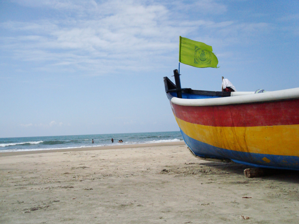 Лодка на пляже в Арамболе