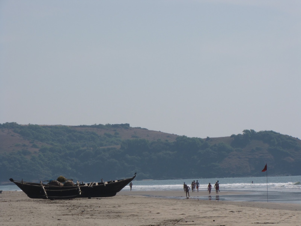 Лодка на пляже в Ашвеме