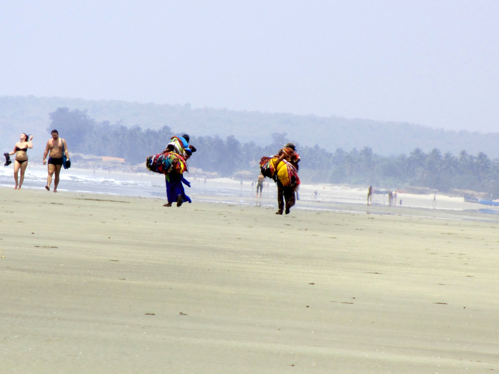 Люди на пляже в Ашвеме