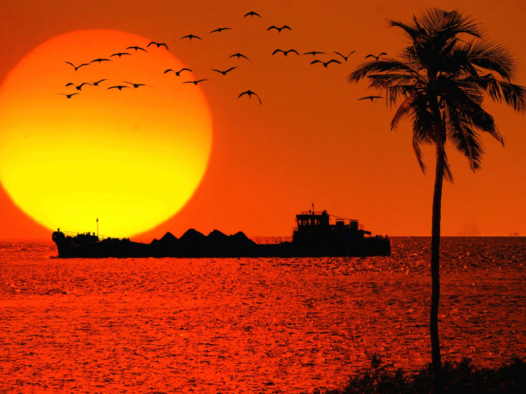 Судно на фоне заката в Гоа