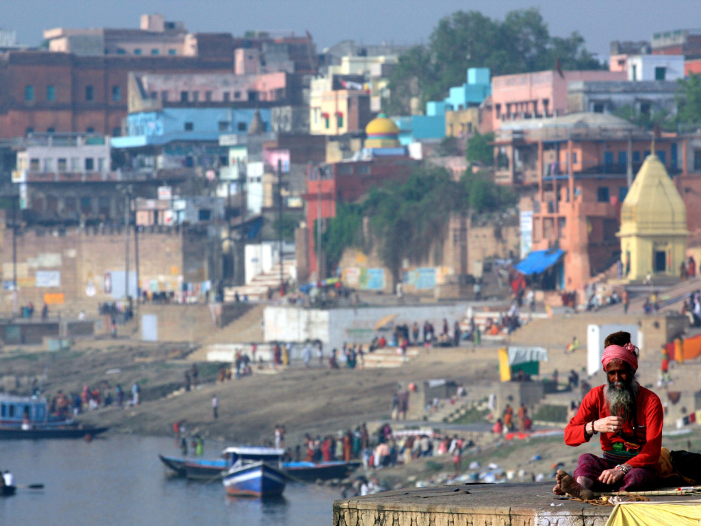 Мужчина на фоне города Варанаси