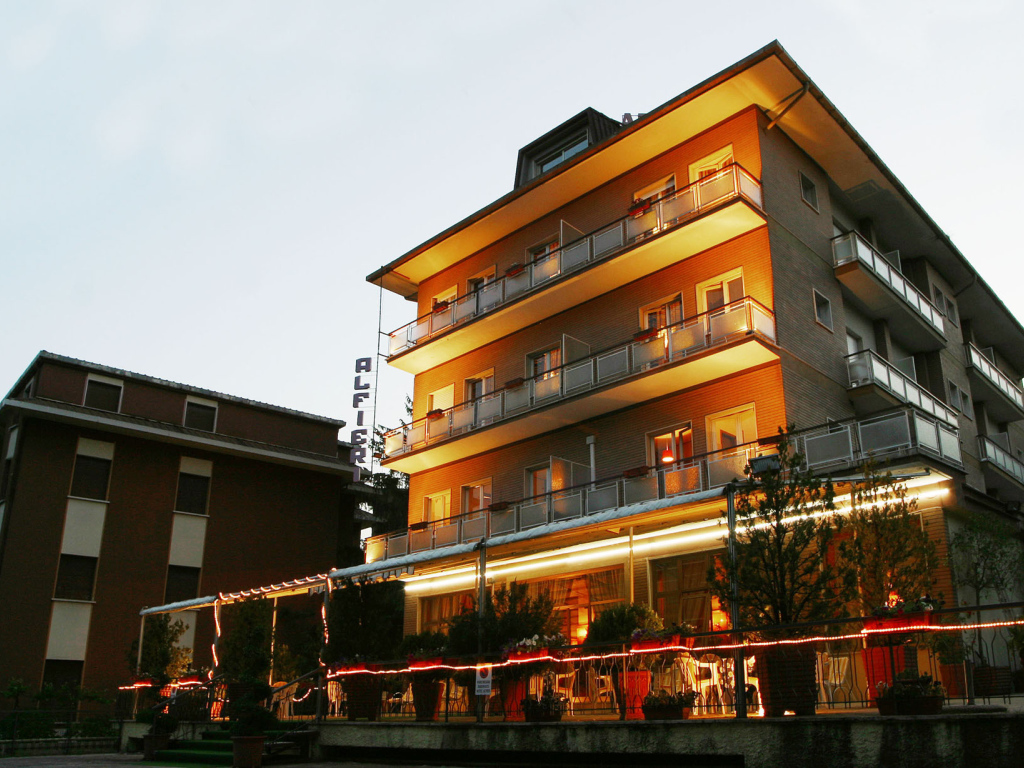 Уютное кафе на курорте Фьюджи, Италия