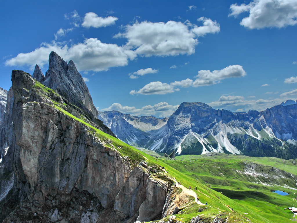 Альпы летом на горнолыжном курорте Валь Гардена, Италия