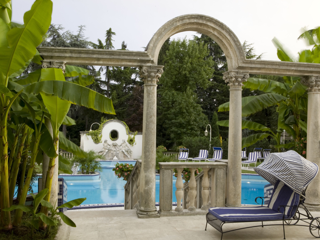 Старинная арка перед бассейном на курорте Абано Терме, Италия