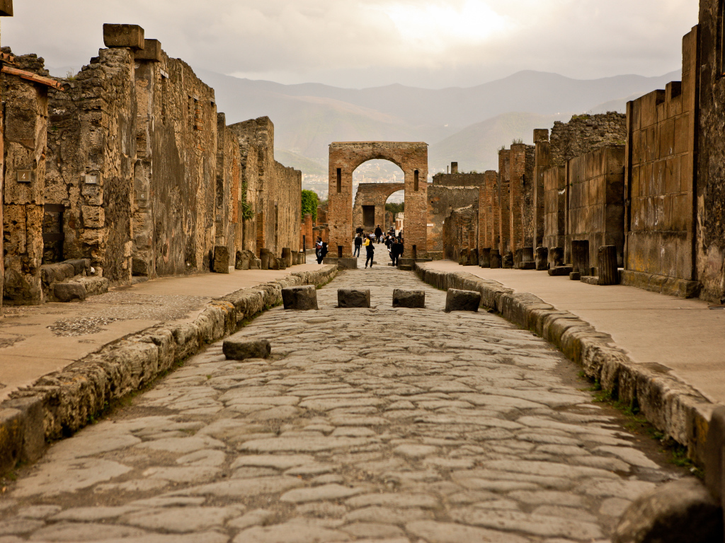 Арка на улице в Помпеях, Италия