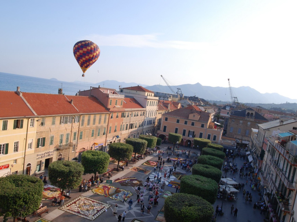 Площадь в городе на курорте в Пьетра Лигуре, Италия