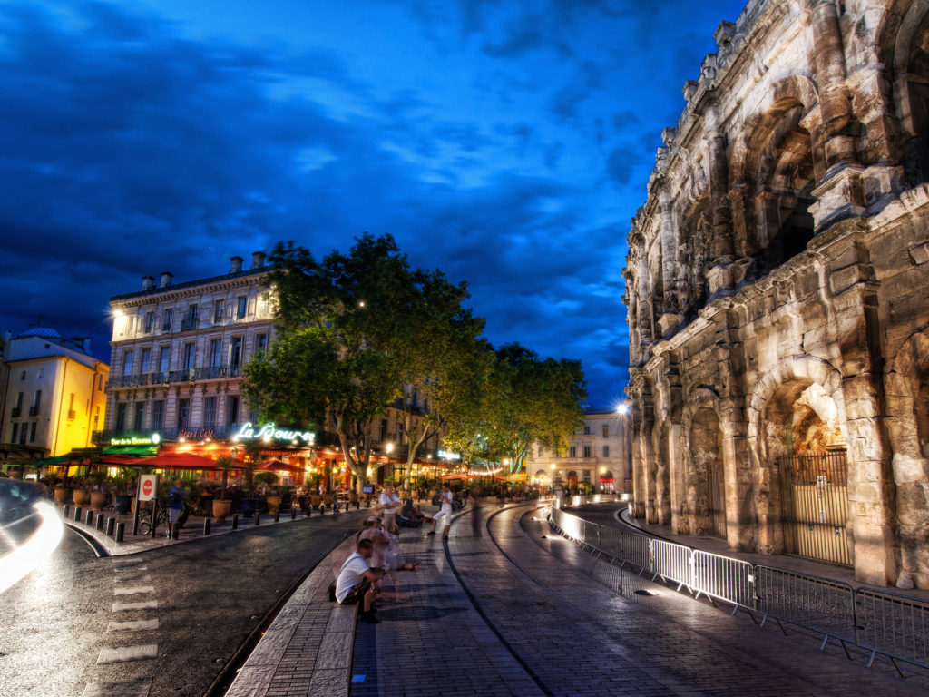 У Колизея в Риме