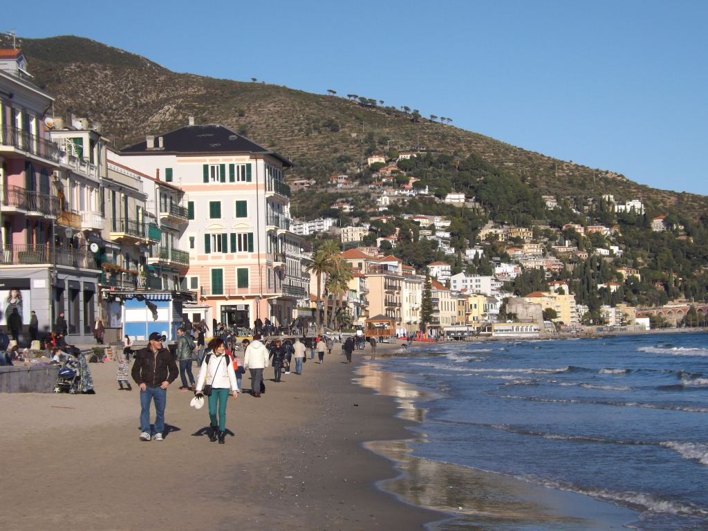 Осенний отдых на пляже на курорте Алассио, Италия