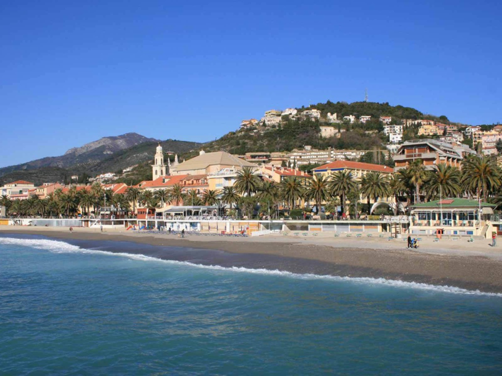 Пляж на курорте в Пьетра Лигуре, Италия