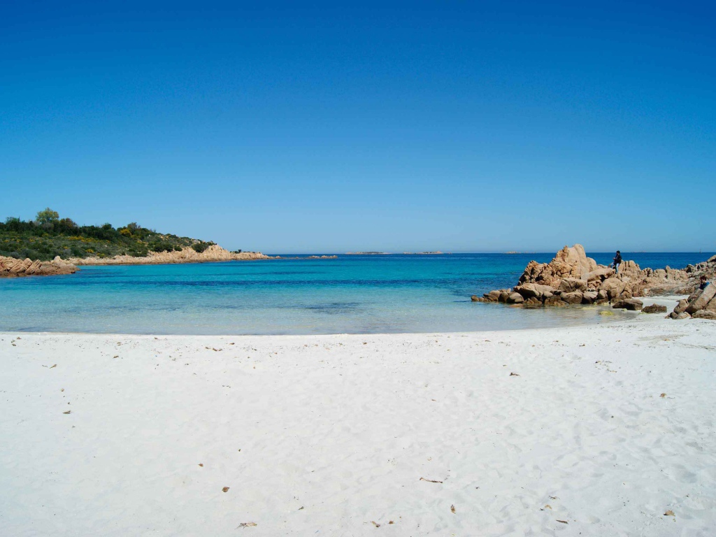 Пляж на курорте Коста Смеральда, Италия