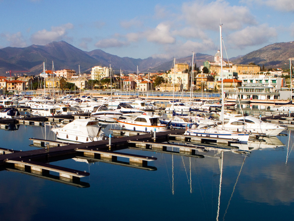 Лодки у причала в Лоано, Италия