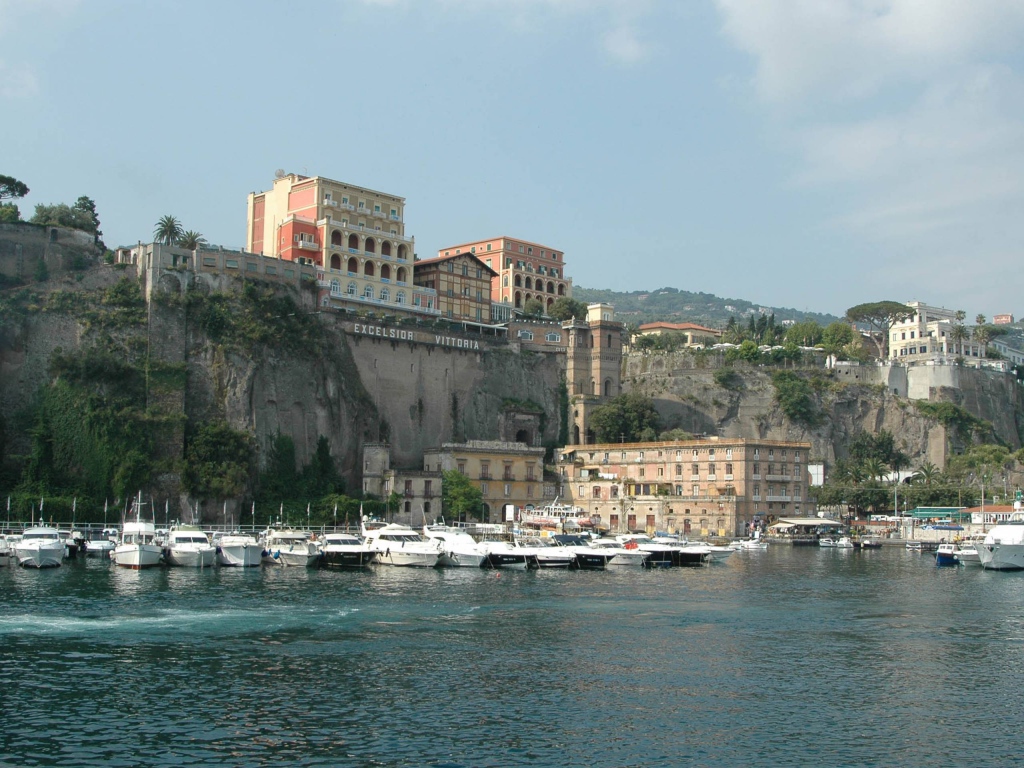 Лодки у причала на курорте Челле Лигуре, Италия