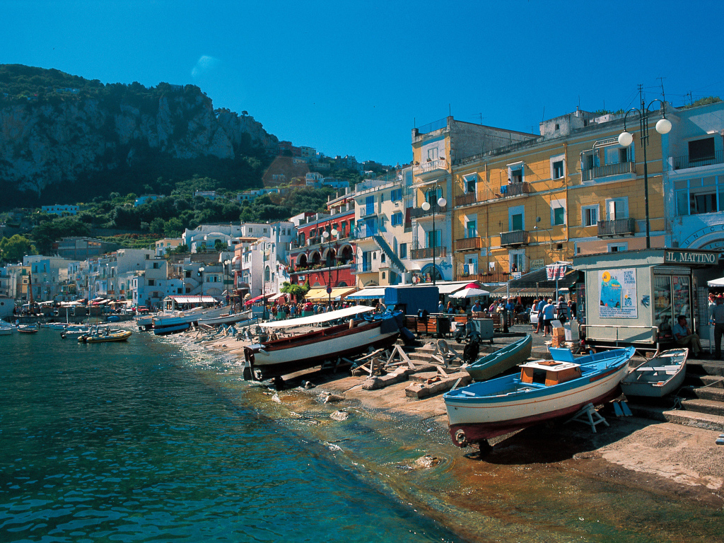 Лодки у причала на курорте Лидо ди Эзоло, Италия