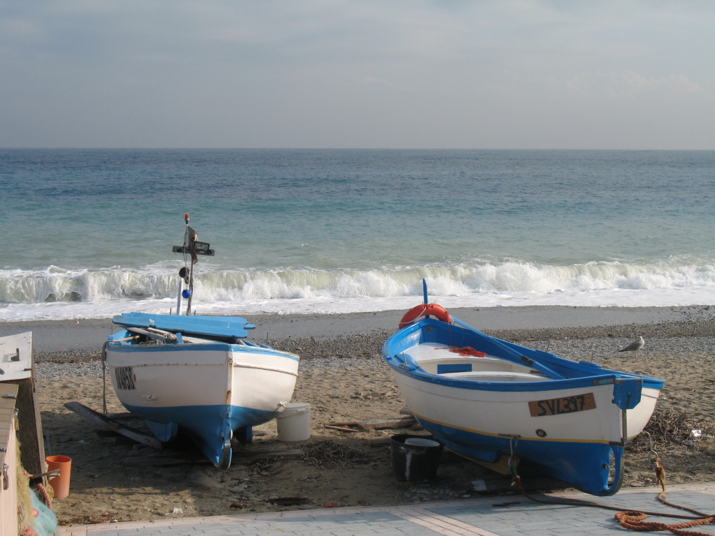 Лодки на пляже на курорте Ноли, Италия