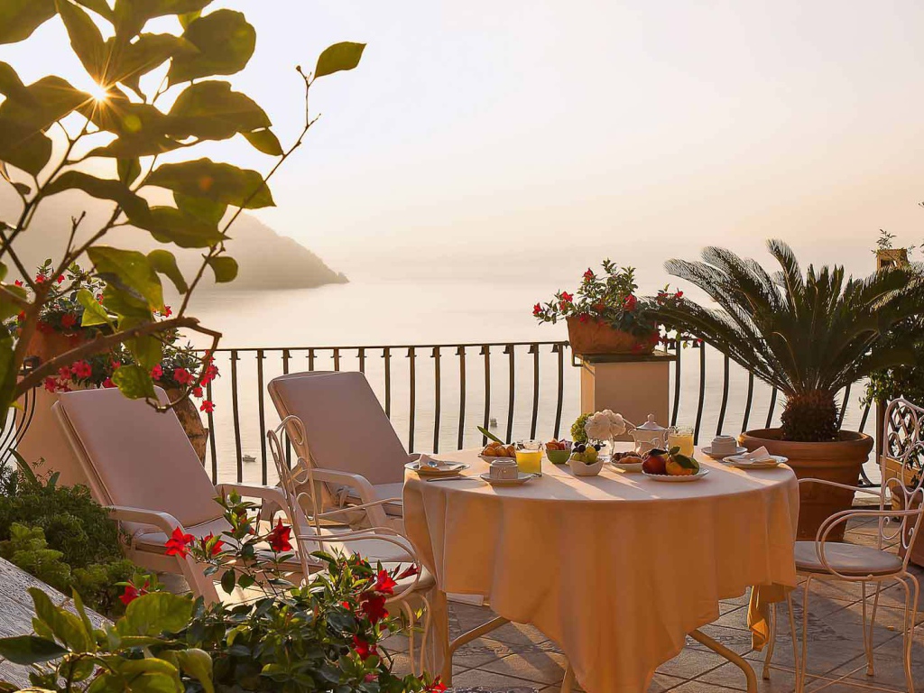 Завтрак на террасе на курорте Позитано, Италия