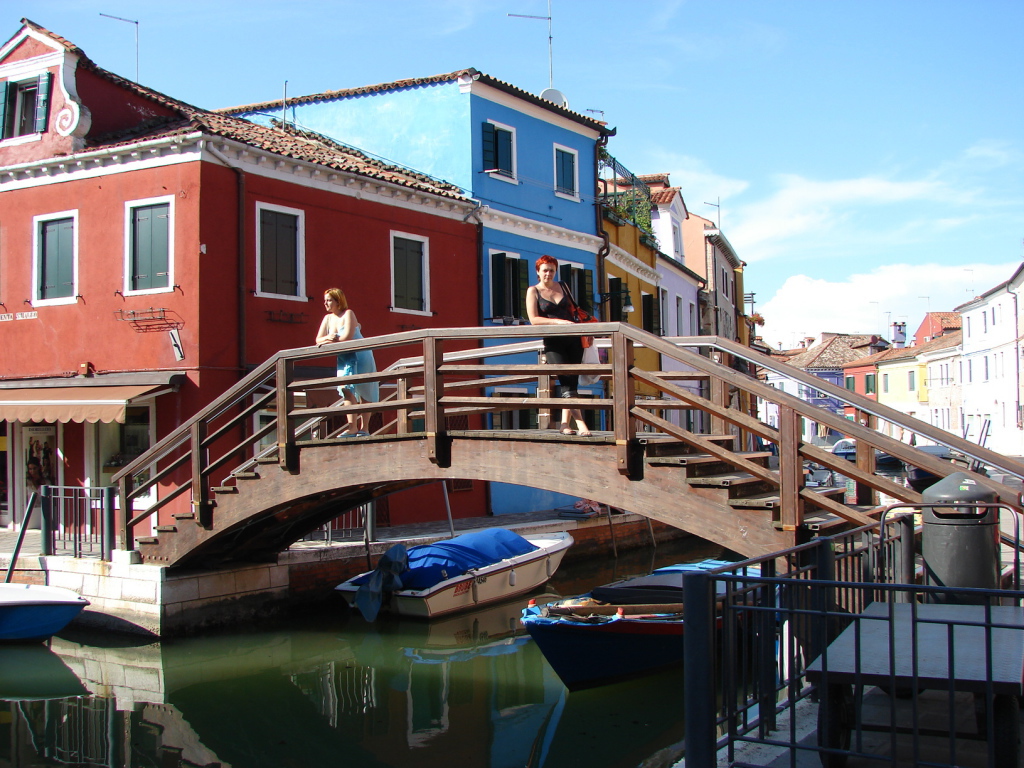 Мост через канал на острове Мурано, Италия