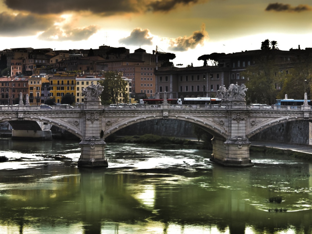 Мост через реку в Риме