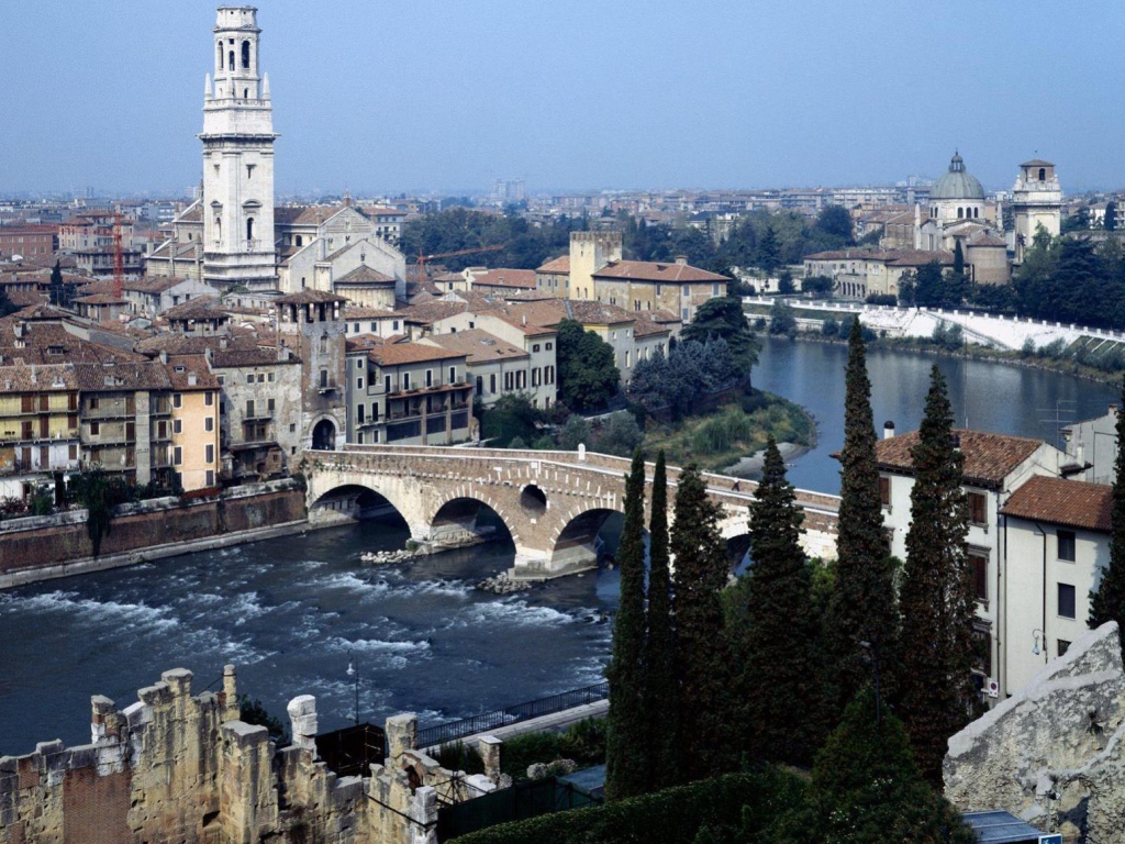 Мост через реку в Вероне, Италия