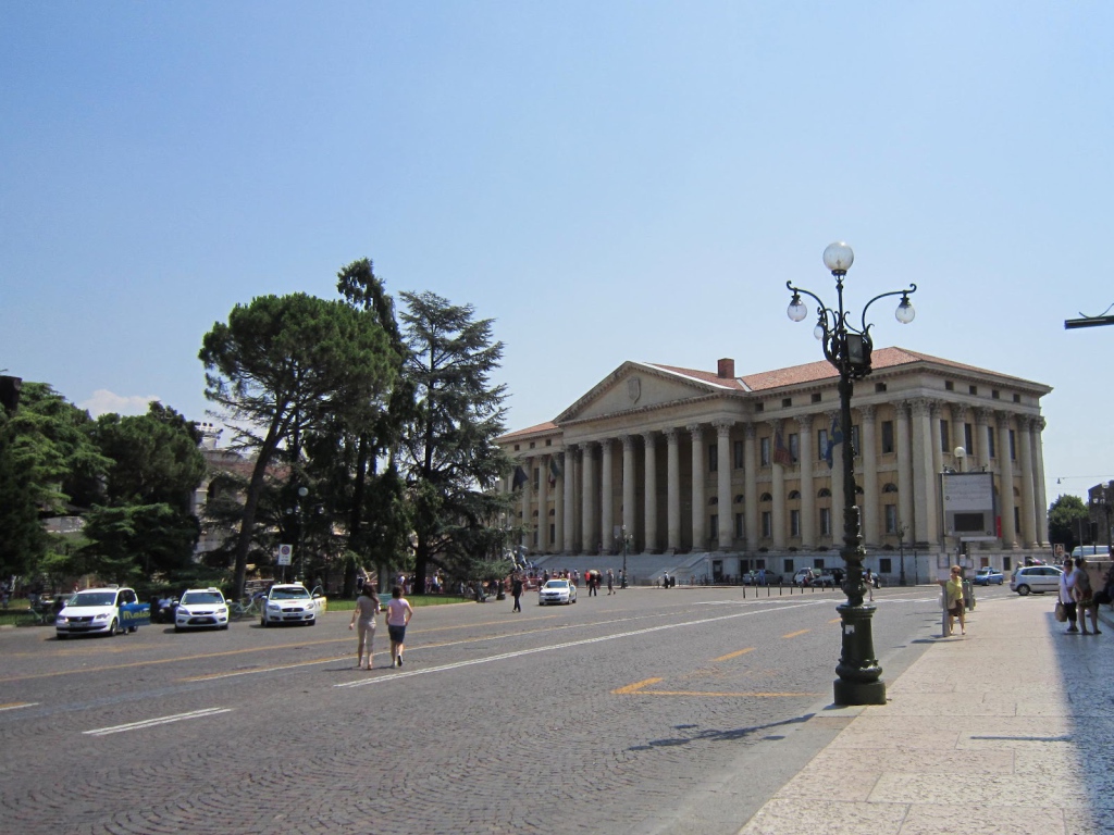 Здание с колоннами в Вероне, Италия