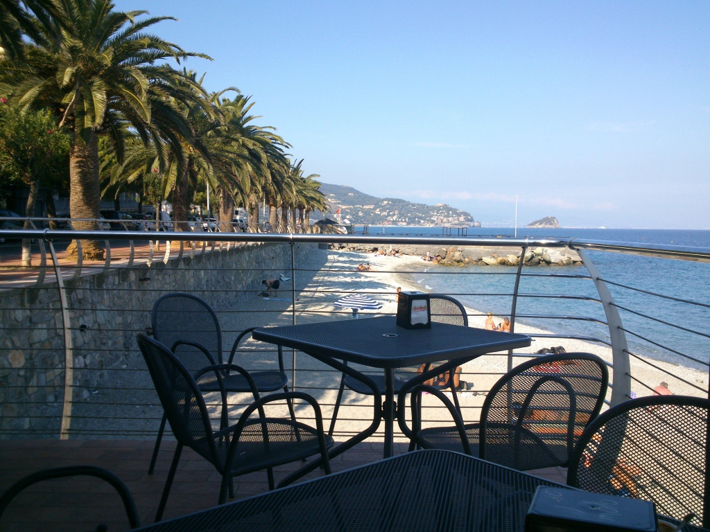 Кафе на пляже на курорте Ноли, Италия