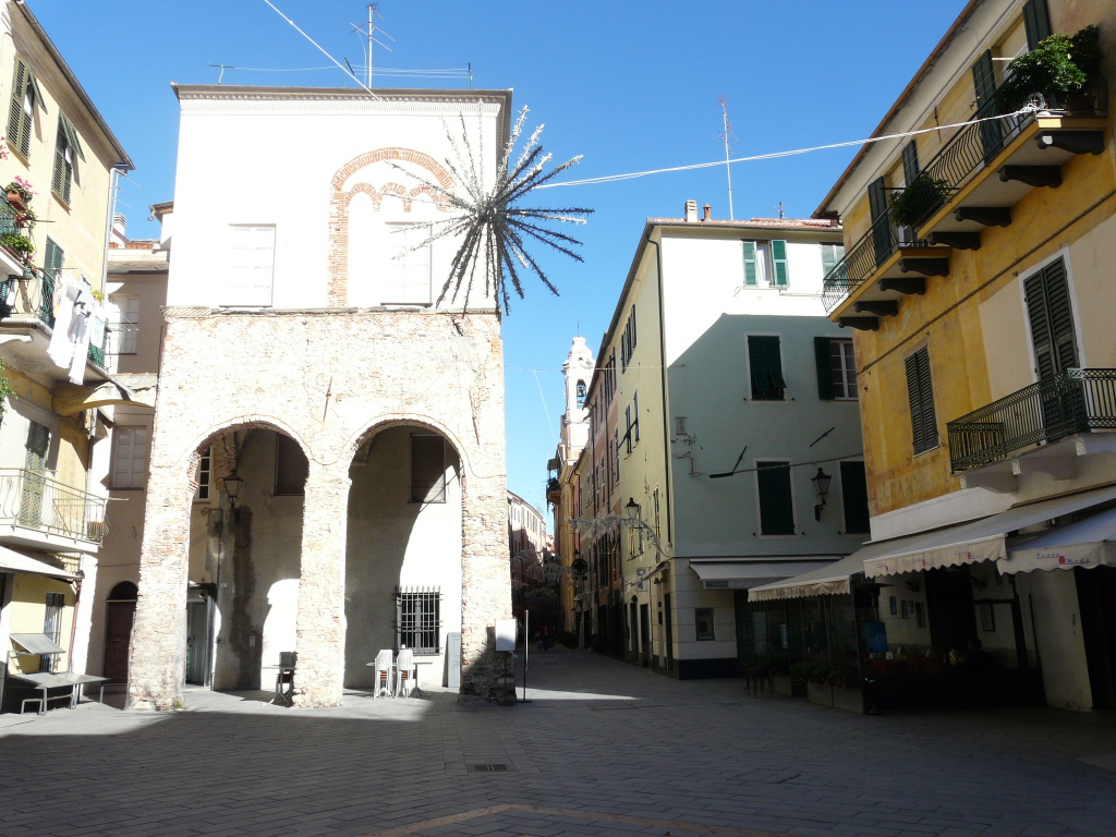 Городская улица в Лоано, Италия