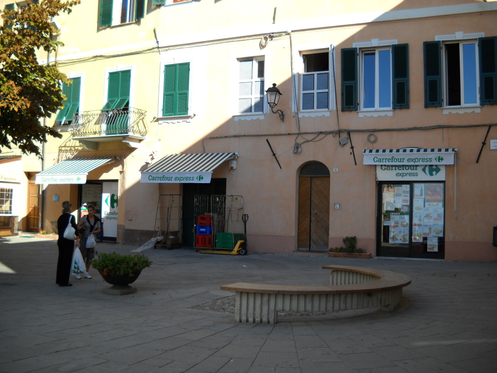 Городская улица в Санто Стефано аль Маре, Италия