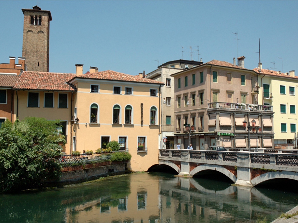 Городская улица на курорте Лидо ди Езоло, Италия