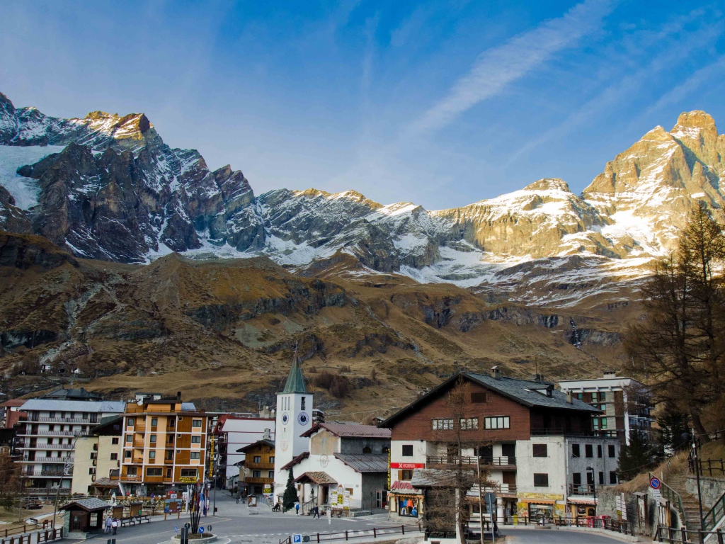 Городские улицы на горнолыжном курорте Червиния, Италия