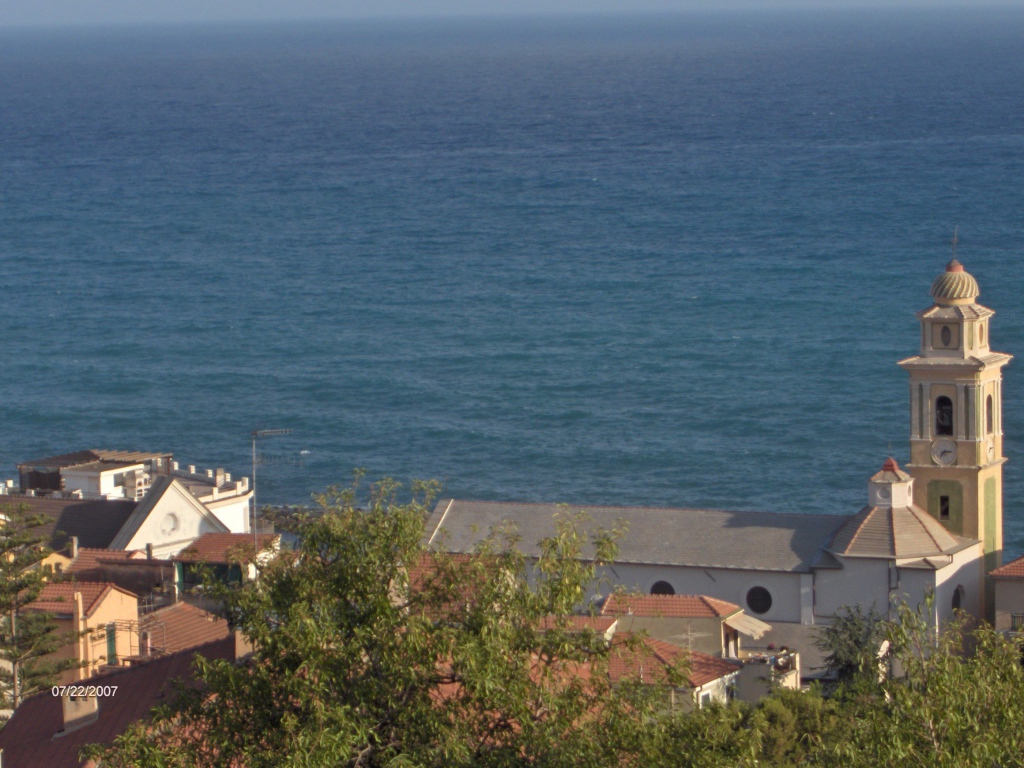 Башня с часами на фоне моря в Санто Стефано аль Маре, Италия