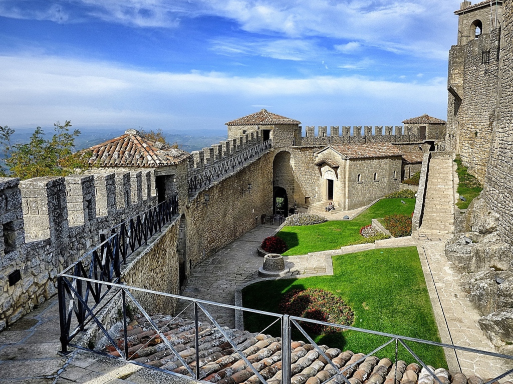 Внутренний дворик в крепости в Сан Марино, Италия