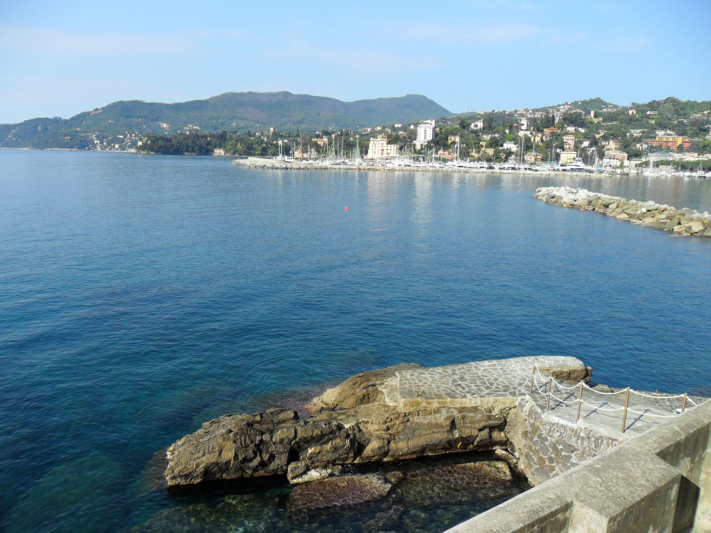 Спуск к причалу на курорте Сан Бартоломео Аль Маре, Италия