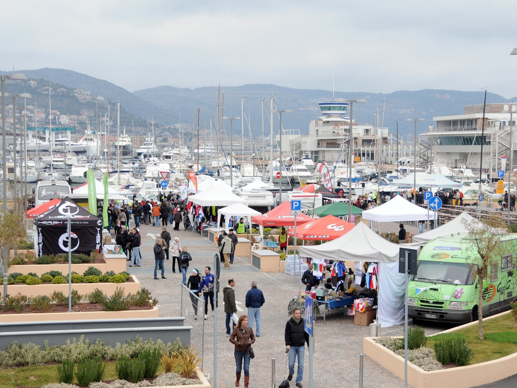 Набережная в Лоано, Италия