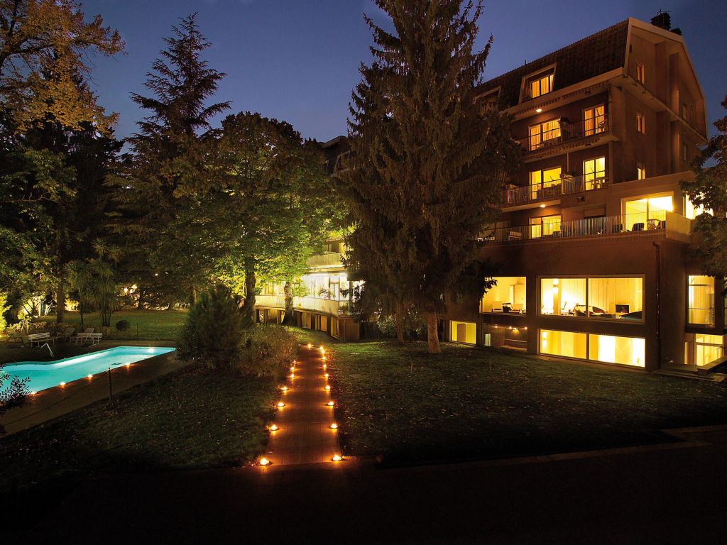 Вечерний отель на курорте Фьюджи, Италия