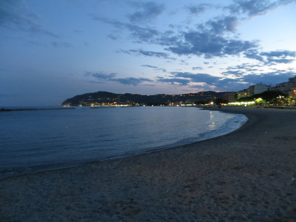 Вечерние огни на курорте Диано Марино, Италия