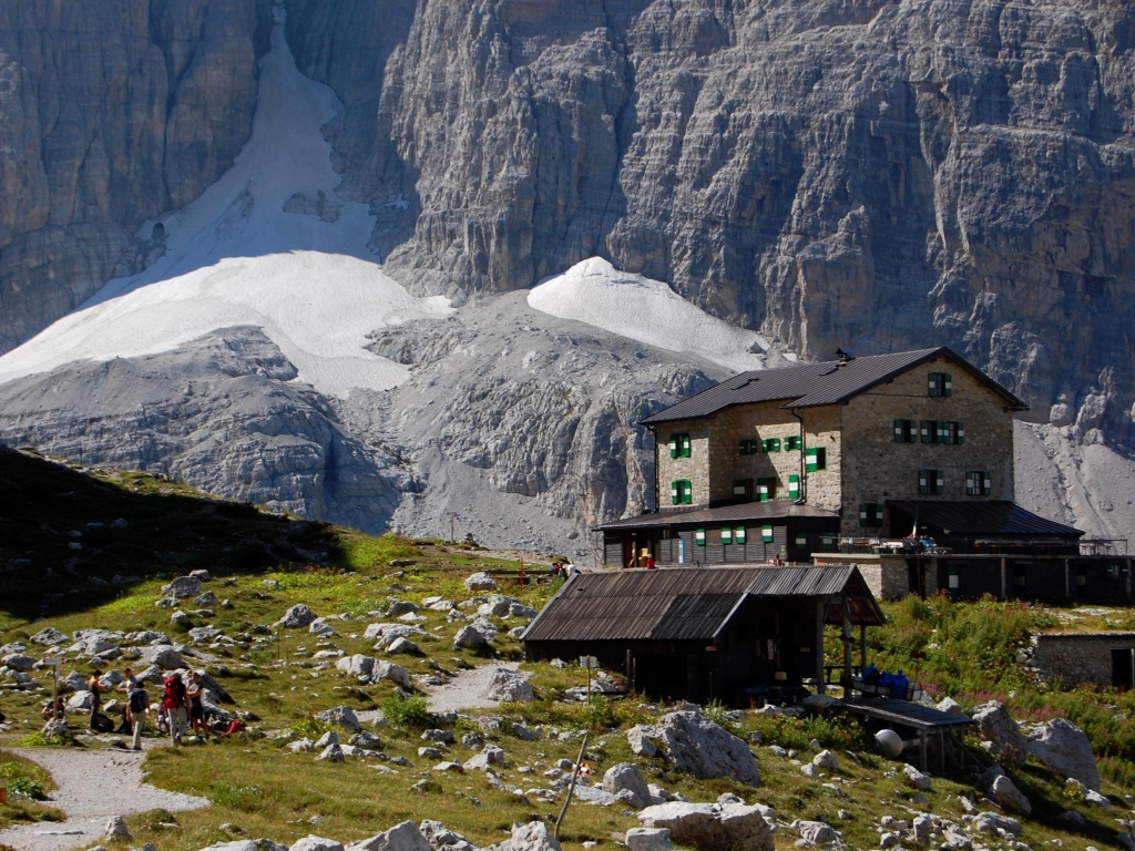 Дом на фоне гор на горнолыжном курорте Мадонна ди Кампильо, Италия