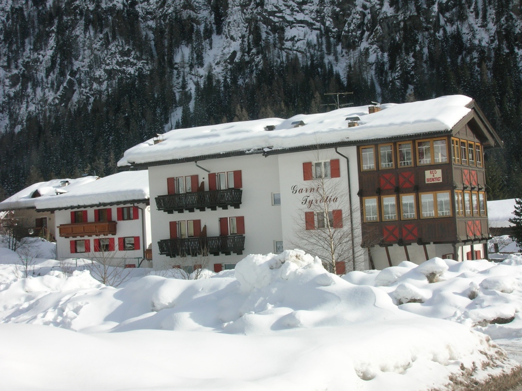 Дом на фоне гор на горнолыжном курорте Валь-Ди-Фасса, Италия