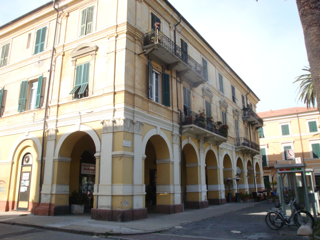 Дом на улице на курорте Диано Марино, Италия