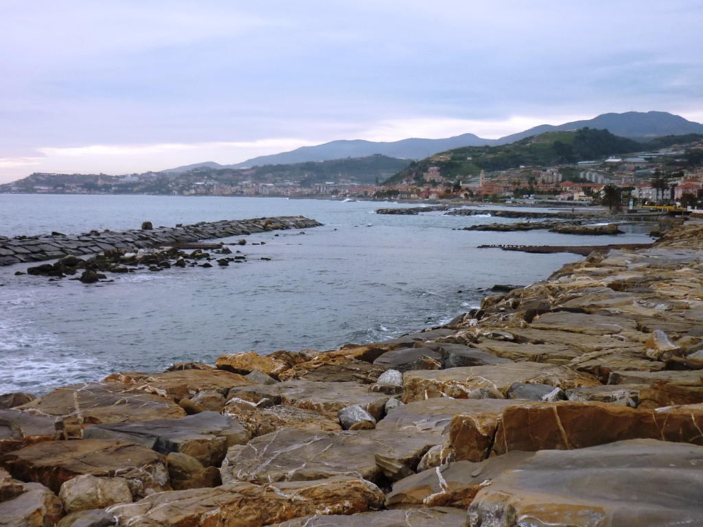 Дома на набережной в Санто Стефано аль Маре, Италия