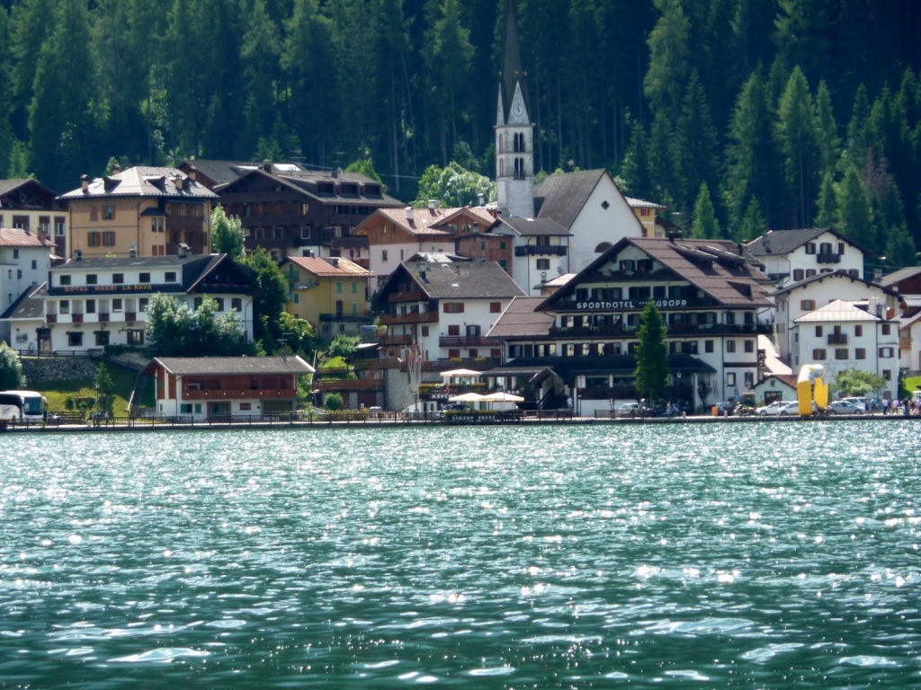 Дома на берегу озера на курорте Аллеге, Италия