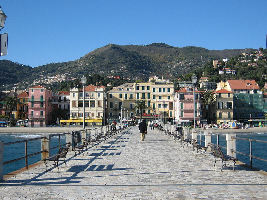 Причал на курорте Алассио, Италия