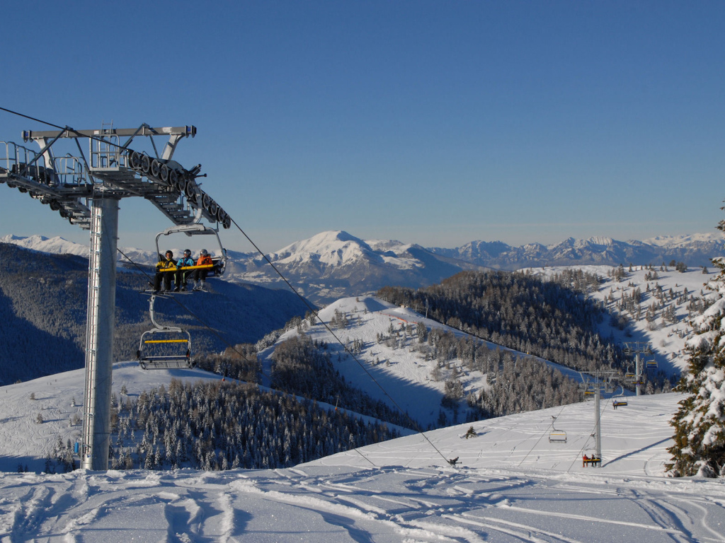 Подъемник на горнолыжном курорте Мадонна ди Кампильо, Италия