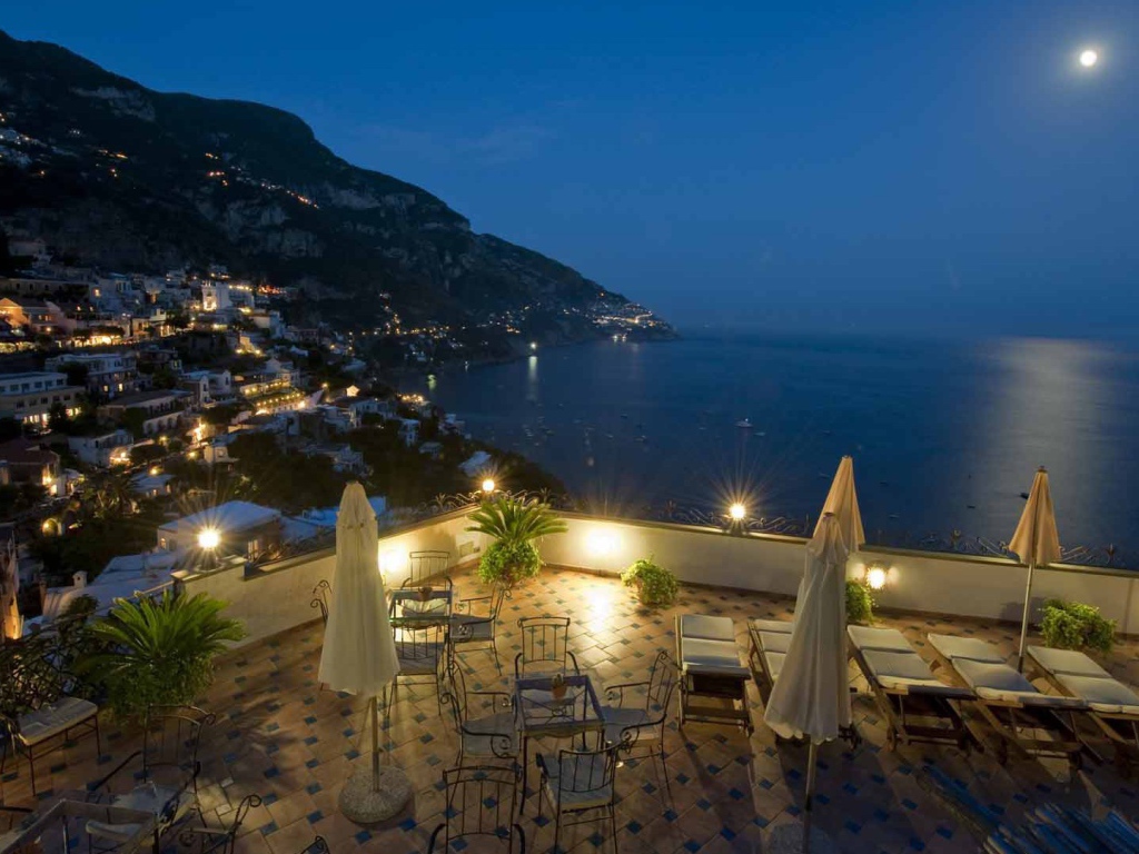 Луна над заливом на курорте Позитано, Италия