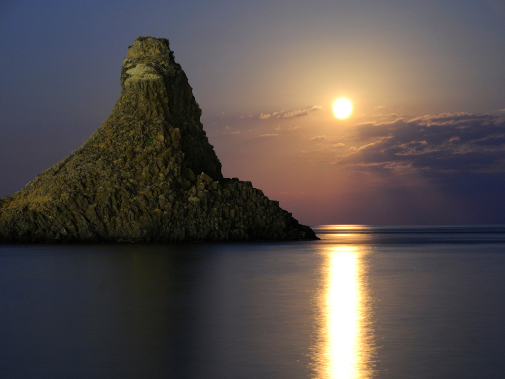 Лунный свет над морем у побережья острова Сицилия, Италия
