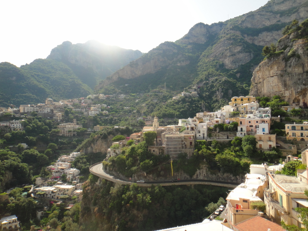 Горная дорога на курорте Позитано, Италия