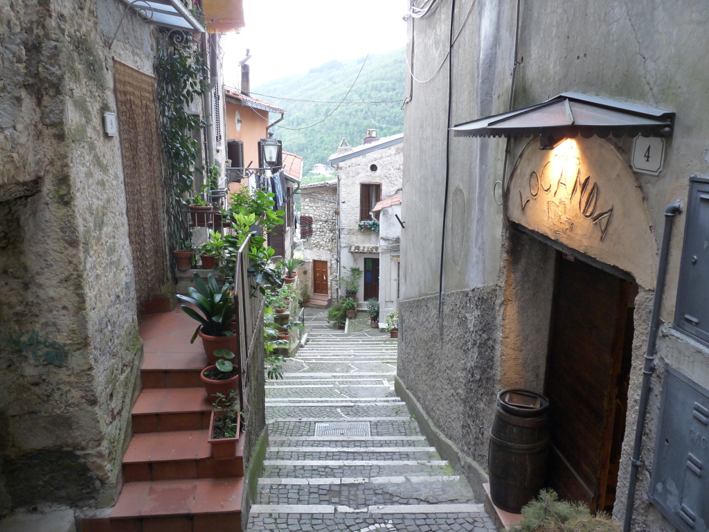 Узкие улочки на курорте Фьюджи, Италия