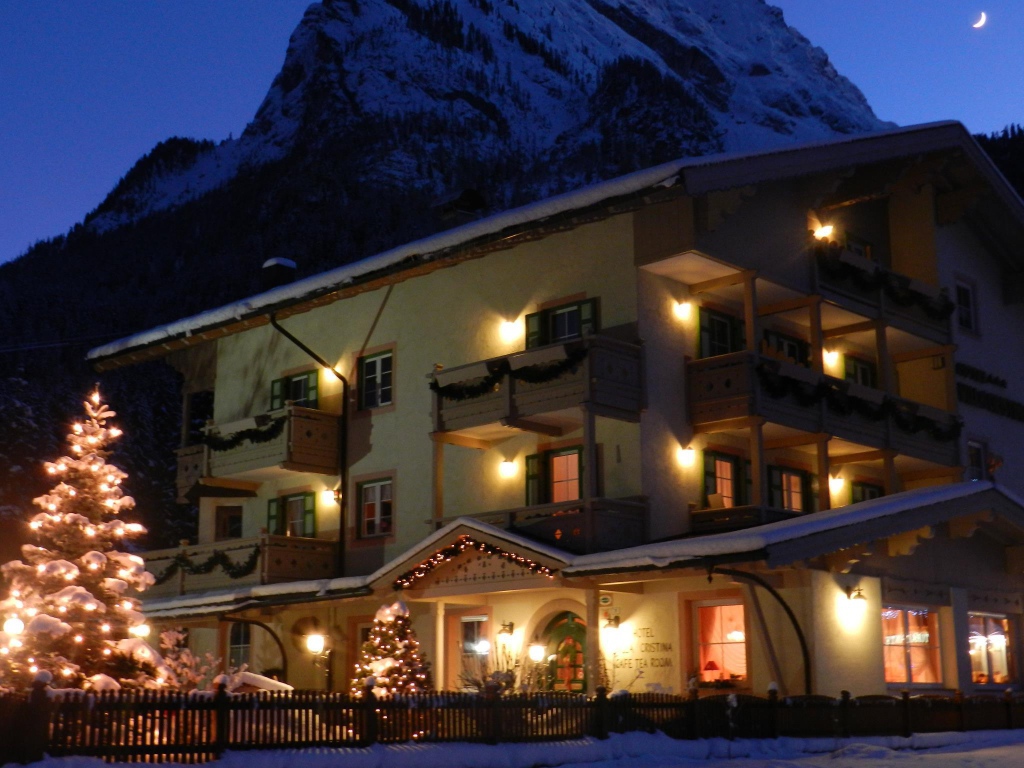 Ночные огни на горнолыжном курорте Валь-Ди-Фасса, Италия