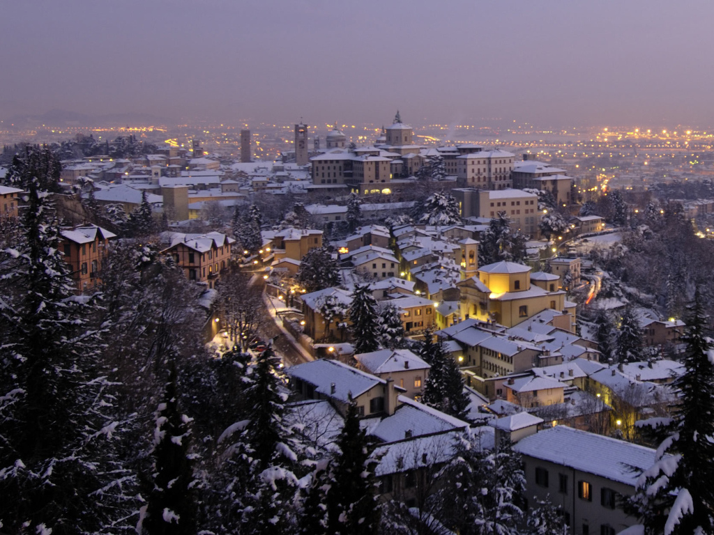 Ночные огни в Бергамо, Италия