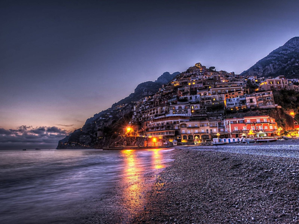 Ночные огни на курорте Позитано, Италия